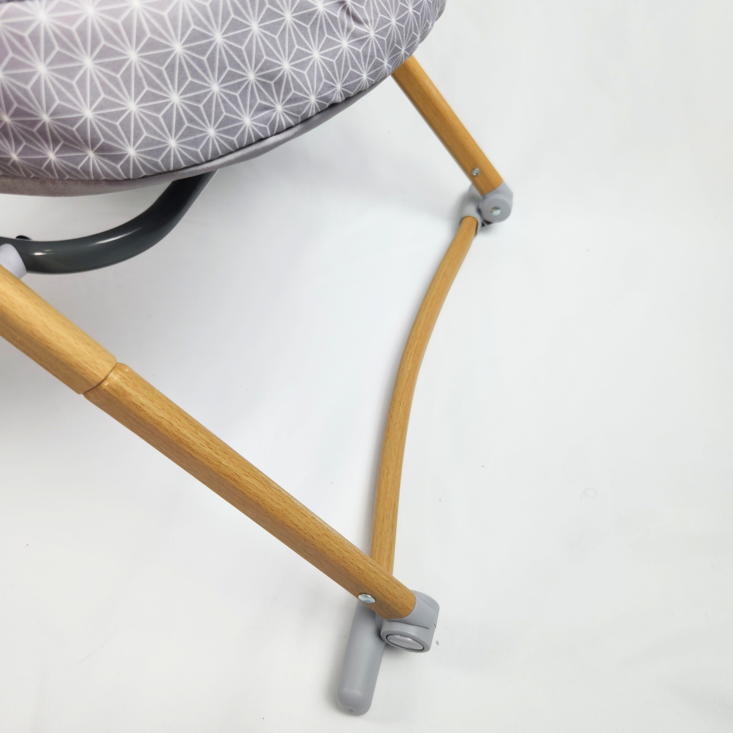 Safety 1st Amherst bassinet Stardust showing wooden legs
