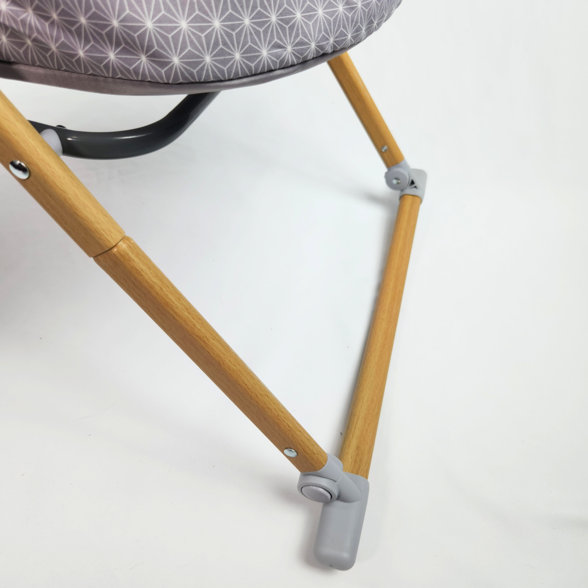 Safety 1st Amherst bassinet Stardust showing wooden legs